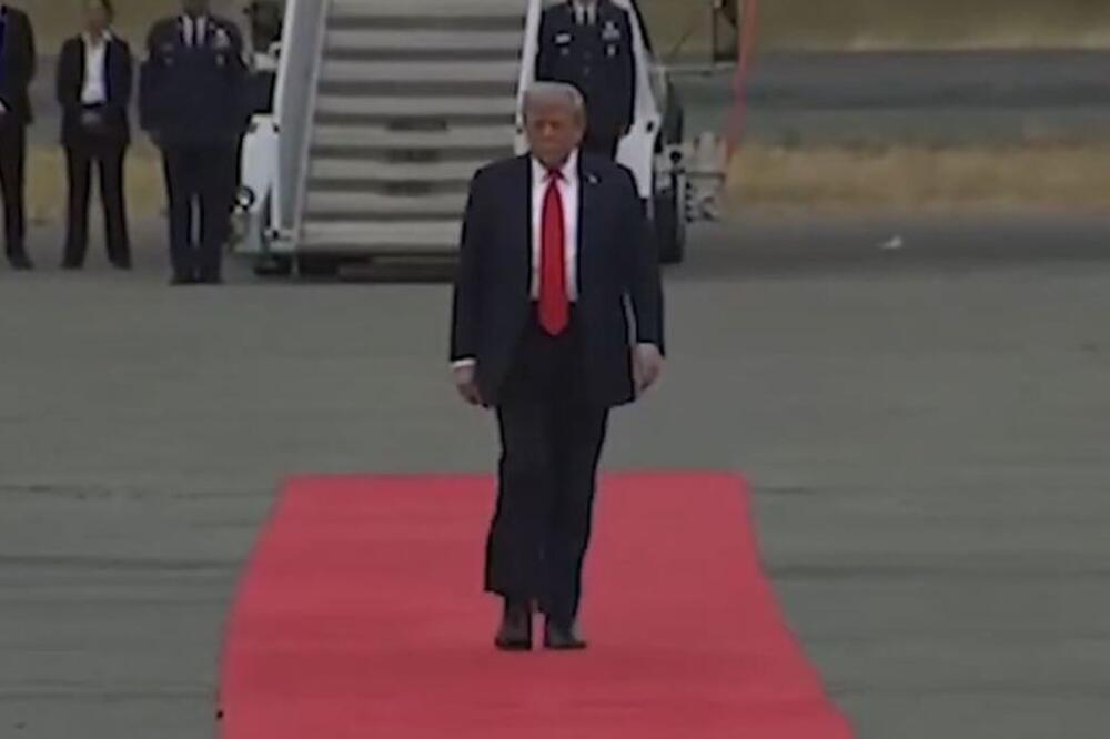 Dok je čekao Putina, Tramp je radio vrlo čudnu stvar: Kamera je sve zabeležila, mislio je da se ne snima (VIDEO)