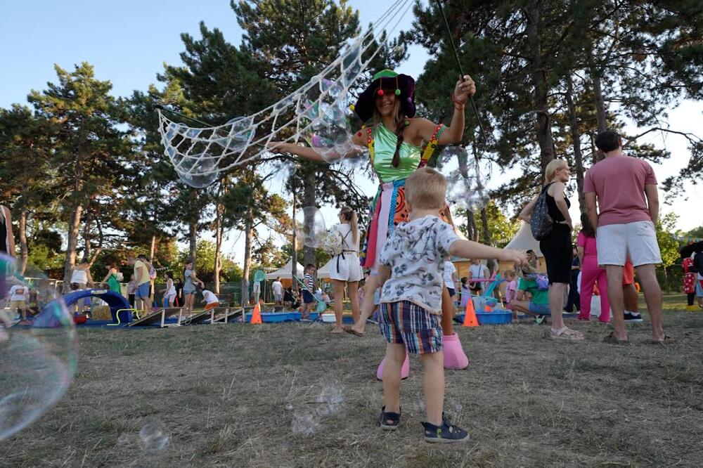 POČELO „DEČJE LETO NA UŠĆU”: Druženje uz igru, osmeh i radost