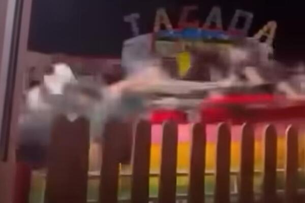 SCENE KAO IZ HORORA! Sedište se otkačilo, ljudi ispadaju, ima dosta povređenih - NIJE ZA SVAČIJI STOMAK