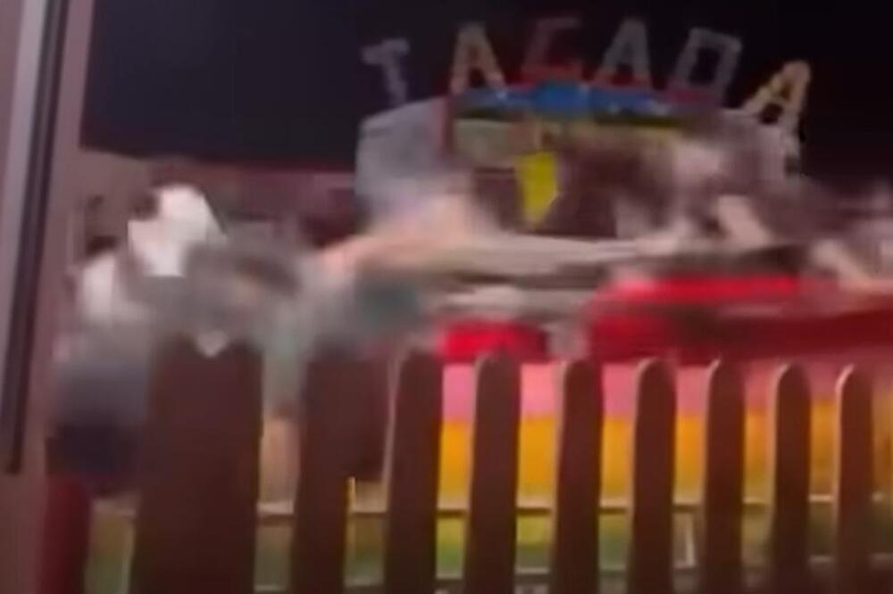 SCENE KAO IZ HORORA! Sedište se otkačilo, ljudi ispadaju, ima dosta povređenih - NIJE ZA SVAČIJI STOMAK