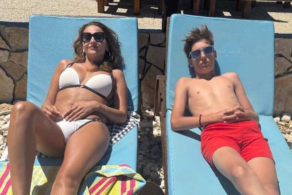 NIJE IM SESTRA VEĆ MAMA! Srpska voditeljka ima 2 sina i prava je BOGINJA - pogledajte samo fotke u KUPAĆEM, KAKO?