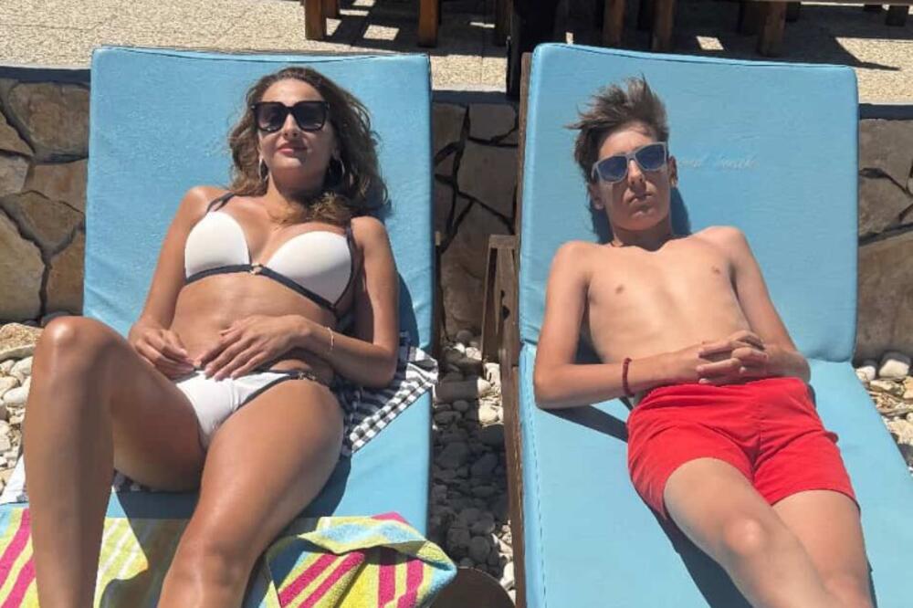 NIJE IM SESTRA VEĆ MAMA! Srpska voditeljka ima 2 sina i prava je BOGINJA - pogledajte samo fotke u KUPAĆEM, KAKO?