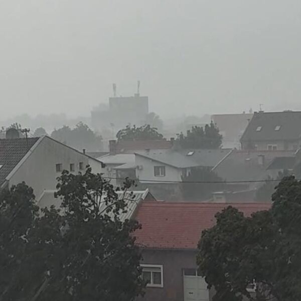 "Nebo se otvorilo": Strašno nevreme pogodilo Hrvatsku, poplavljena dvorišta, grad bije na sve strane! (VIDEO)