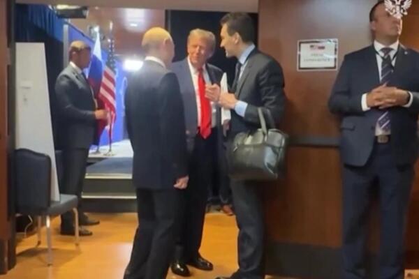LJUDI, POGLEDAJTE U PUTINOVA KOLENA: Kamere uhvatile ŠOK MOMENAT na sastanku sa Trampom, svi sumnjaju u jedno