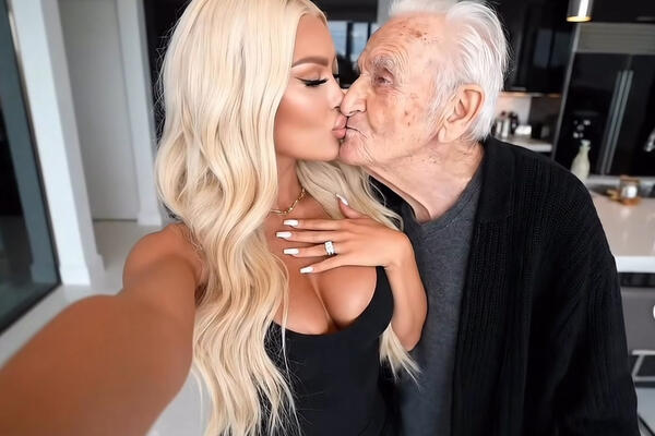 PLAVUŠA LJUBI ZLATNOG DEDICU - PRIZOR NIJE ZA ONE SA SLABIM STOMAKOM: Sav smežuran i pegav, ISTINA O NJIMA ŠOKIRA