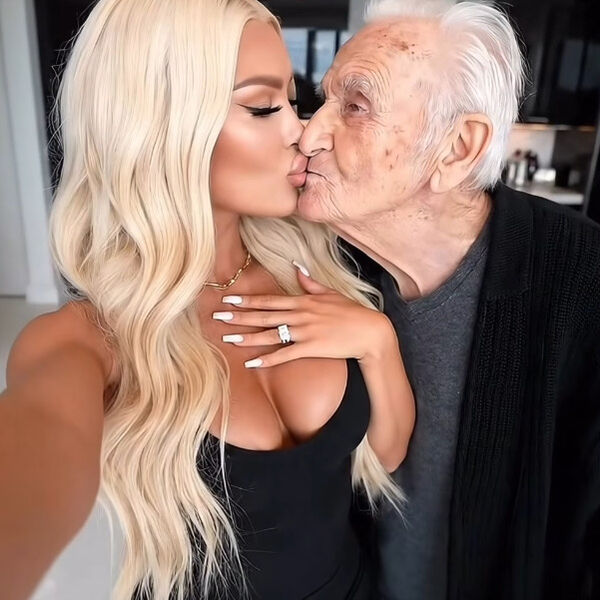 PLAVUŠA LJUBI ZLATNOG DEDICU - PRIZOR NIJE ZA ONE SA SLABIM STOMAKOM: Sav smežuran i pegav, ISTINA O NJIMA ŠOKIRA