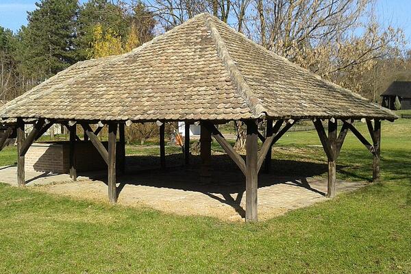 Devojački bunar i neobična crkva od drveta posvećena Ognjenoj Mariji! Izletište koje ima dušu, puno borova i hlada