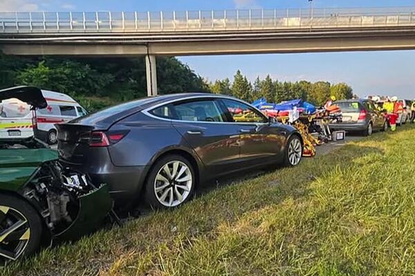 U strašnom sudaru kod Graca povređeno najmanje 25 ljudi! Dron snimio jezive scene, sve je počelo na OVOM mestu!