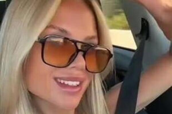 Nemice otišle u Hrvatsku, pa okačile poruku na automobil! Gde god se pojave svi im trube zbog ovog detalja (VIDEO)