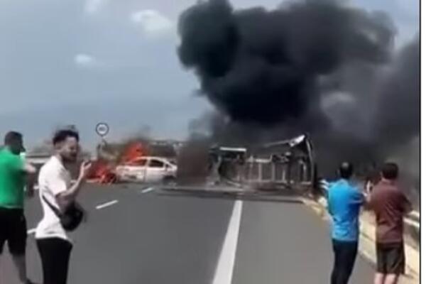 SNIMAK NIJE ZA ONE SA SLABIM SRCEM! Strašan udes - sudarili se kamion i 2 automobila, vatrogasci u haosu (VIDEO)