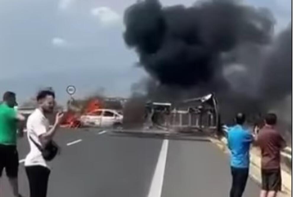 SNIMAK NIJE ZA ONE SA SLABIM SRCEM! Strašan udes - sudarili se kamion i 2 automobila, vatrogasci u haosu (VIDEO)