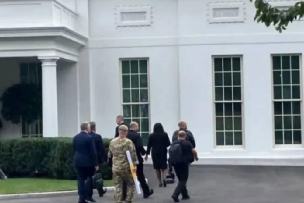 ŠTA MU JE OVO U RUCI? Čudan detalj u rukama ukrajinskog zvaničnika - ljudi zumiraju da vide PRVOG ČOVEKA ZELENSKOG