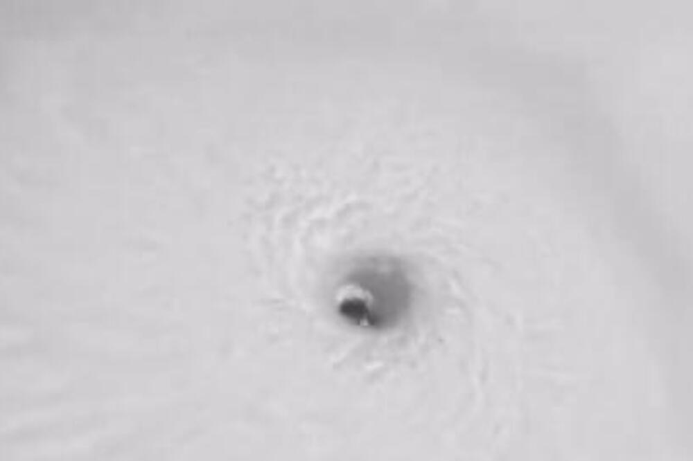 AKO STIGNE DO KOPNA, NASTAĆE APOKALIPSA?! Snimak "iz oka" smrtonosne oluje ledi krv, kreće se NEVEROVATNOM BRZINOM!