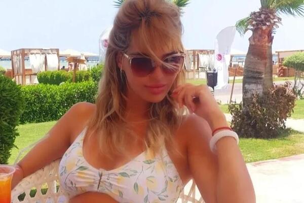 Fatalana plavuša u tigrastom bikiniju pokazala obline: Ima telo za 10, a tek da vidite čime još ima da se pohvali