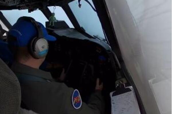 Pilot uleteo avionom u strašan uragan Erin! Snimak sve zaprepastio, smrtonosna oluja se ponovo pojačava?! (VIDEO)