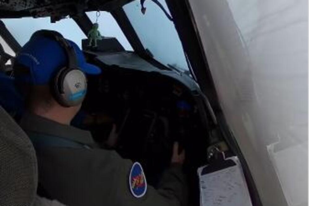 Pilot uleteo avionom u strašan uragan Erin! Snimak sve zaprepastio, smrtonosna oluja se ponovo pojačava?! (VIDEO)