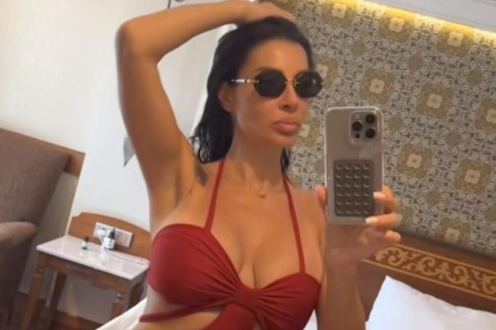 Mikro bikini jedva sakrio intimu: Muškarcima padaju vilice zbog nje, bez stida pokazala obline, preti toplotni udar