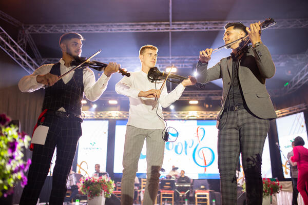 Kafa i rakija 300 a vruća prasetina 2500 dinara po kilogramu: Nema divljanja cena na Saboru violinista u Pranjanima