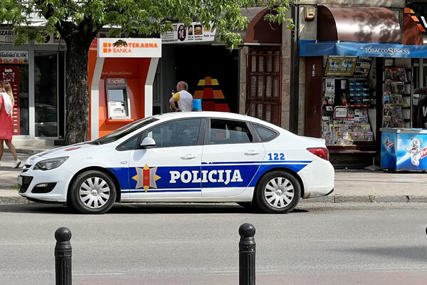 Upucana devojka u Budvi: Dok se vozila na motoru, pogodio je metak