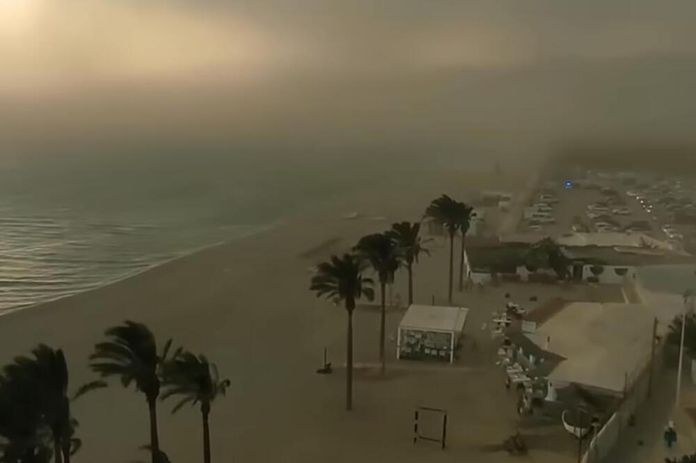 Čudan fenomen napravio haos na plažama! Talasi odvukli ljude na otvoreno more, lete ležaljke i KAMENJE (VIDEO)