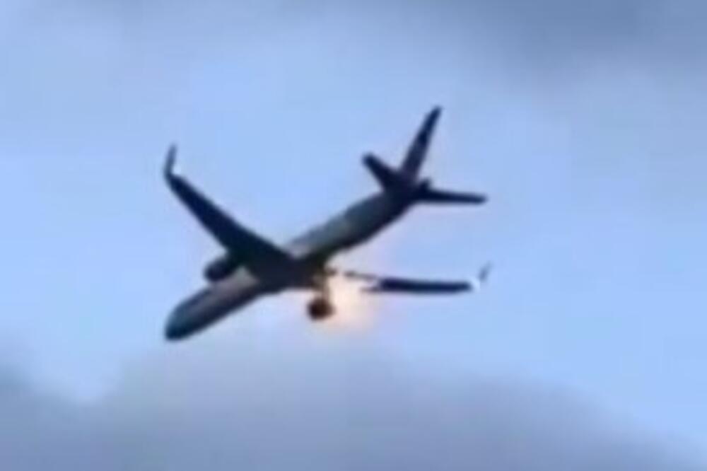 BAŠ JEZIVO! Zapalio se motor aviona koji je poleteo iz Krfa: Zastrašujući snimak prenerazio ceo svet (VIDEO)