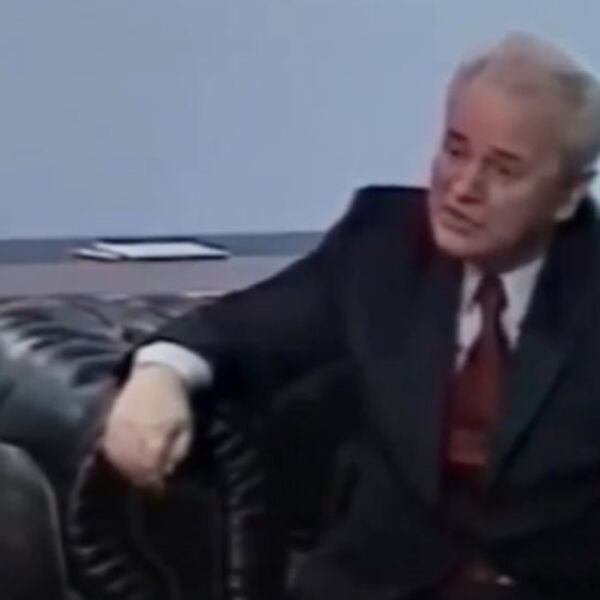 UZEO FLAŠU VISKIJA PA PRIČAO I ŠTA NE TREBA: Šok detalji poslednjeg Miloševićevog intervjua, samo jedno odbio!