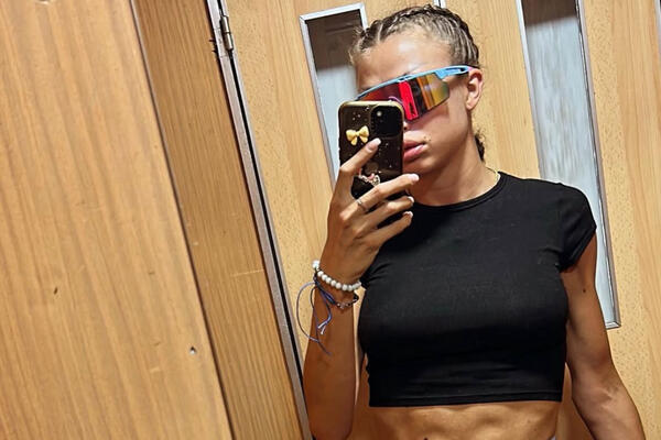 TEODORA, JEDEŠ LI NEŠTO? Najpoznatija bivša ROBIJAŠICA slikala trbušnjake, ali i tanke nogice - Srbi šokirani