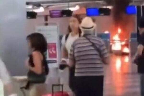 Vatra kulja na aerodromu u Italiji! Muškarac divljao čekićem, palio kante, ljudi u panici beže! (VIDEO)