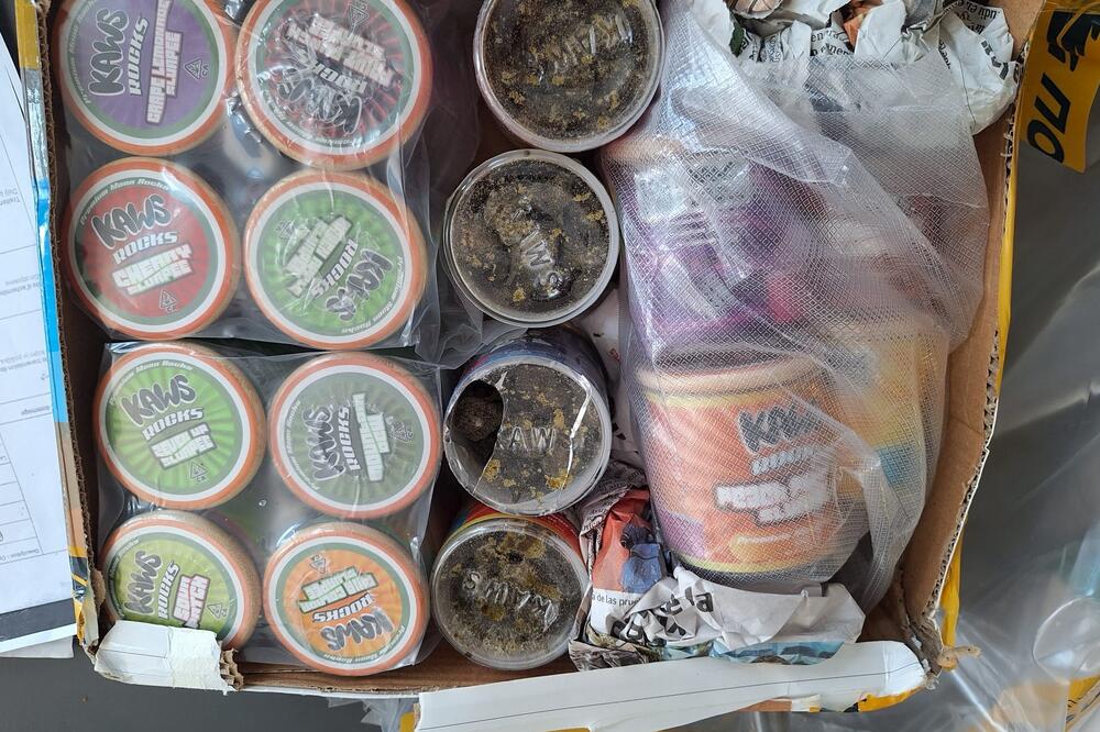 Poštom poslata kutija puna droge: Pogledajte šta su carinici otkrili, pakovanja su HIT! (FOTO)