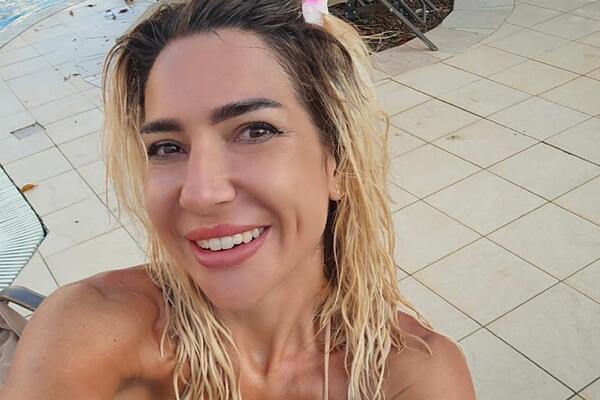 ŽENO, DA LI SI REALNA? Jovana Jeremić golišava digla noge, pokazala zadnjicu, a svi BULJE U STOPALA, ŠOK