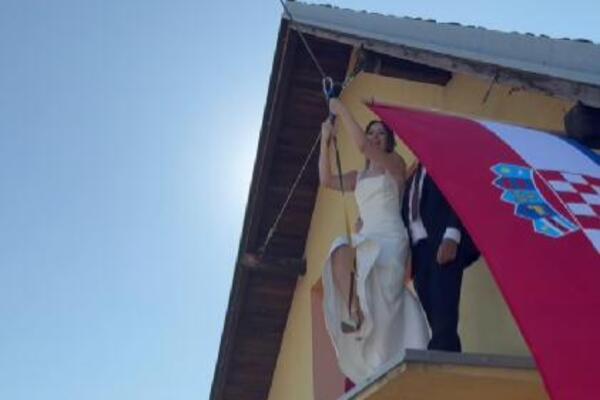 CEO REGION GLEDA I NE TREPĆE! Mlada iz Hrvatske se sajlom spustila sa balkona - ljudi ne veruju šta vide! (VIDEO)