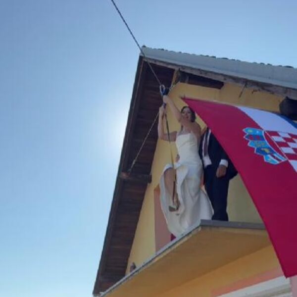 CEO REGION GLEDA I NE TREPĆE! Mlada iz Hrvatske se sajlom spustila sa balkona - ljudi ne veruju šta vide! (VIDEO)