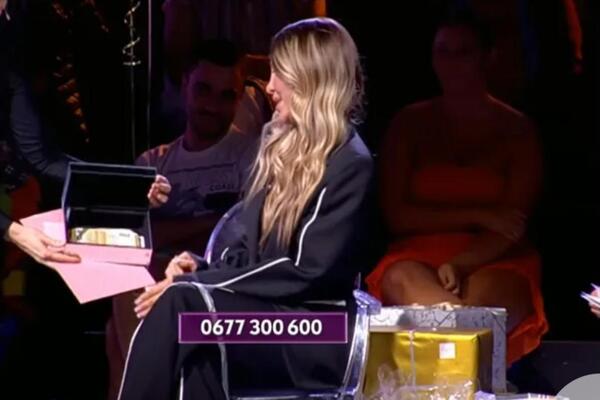 Usred emisije stigla misteriozna kutija: Kada su je otvorili zaprepastili su se, evo šta je pisalo u poruci