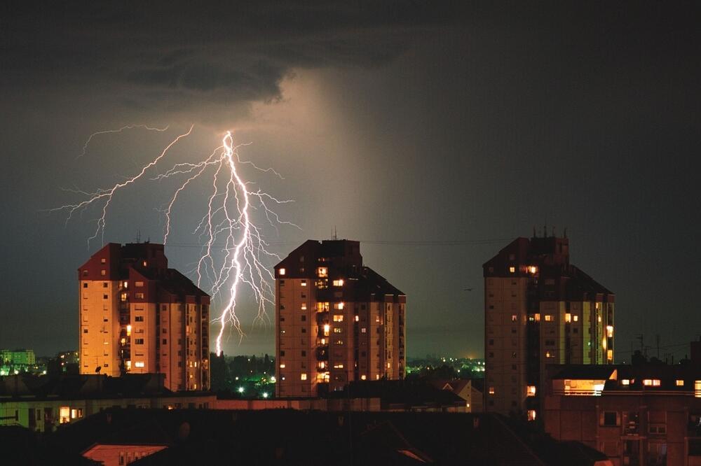 OLUJA, NEPOGODE, PLJUSKOVI, GRMLJAVINA: Apokaliptično vreme danas u Srbiji, ČUVAJTE GLAVE padaće i LED
