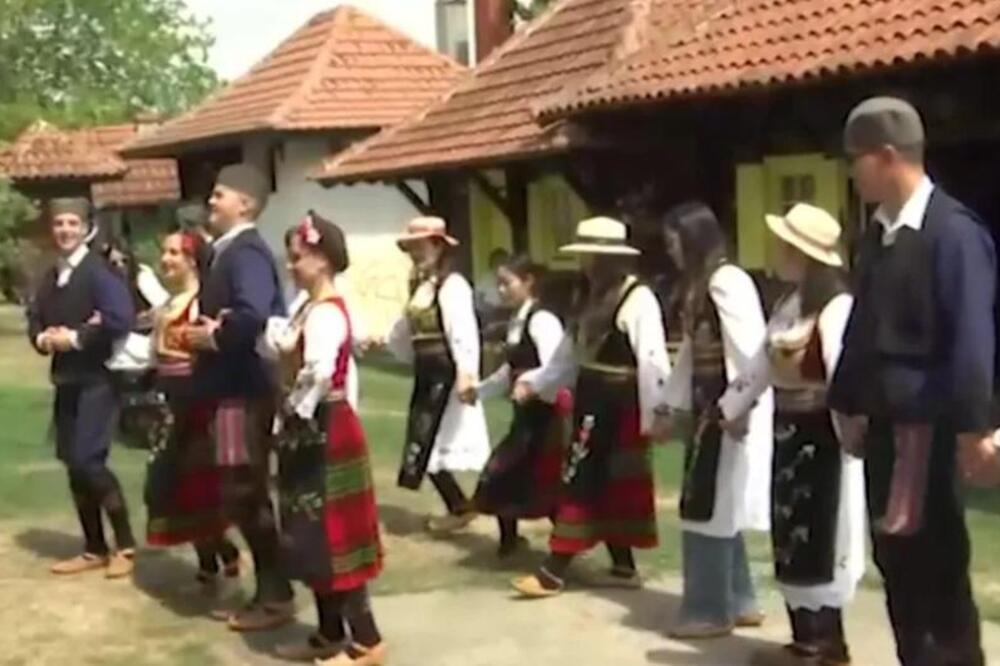 Kinezi u srpskoj narodnoj nošnji opleli Moravac! Bez oklevanja se uhvatili u kolo - jedno ih je oduševilo (FOTO)
