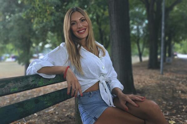 "Nude mi 10.000 evra da uradim ovo!" Naša pevačica otvorila sajt za odrasle i otkrila kakve sve ponude dobija