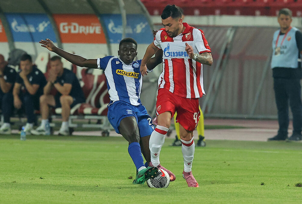 Nemanja Radonjić (desno) na utakmici Crvene zvezde i OFK Beograda