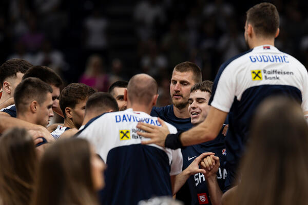 Dvostruki osvajač NBA lige kao trener se srdačno i uz osmeh ispričao sa Svetislavom Pešićem (Video/Foto)