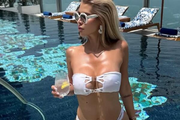 NEDAVNO JOJ OBILI VILU, A NJU BRIGA! Tračicama prekrila intimu i uletela u bazen - BIVŠA DIREKTORKA SNEKI "ŠURI"