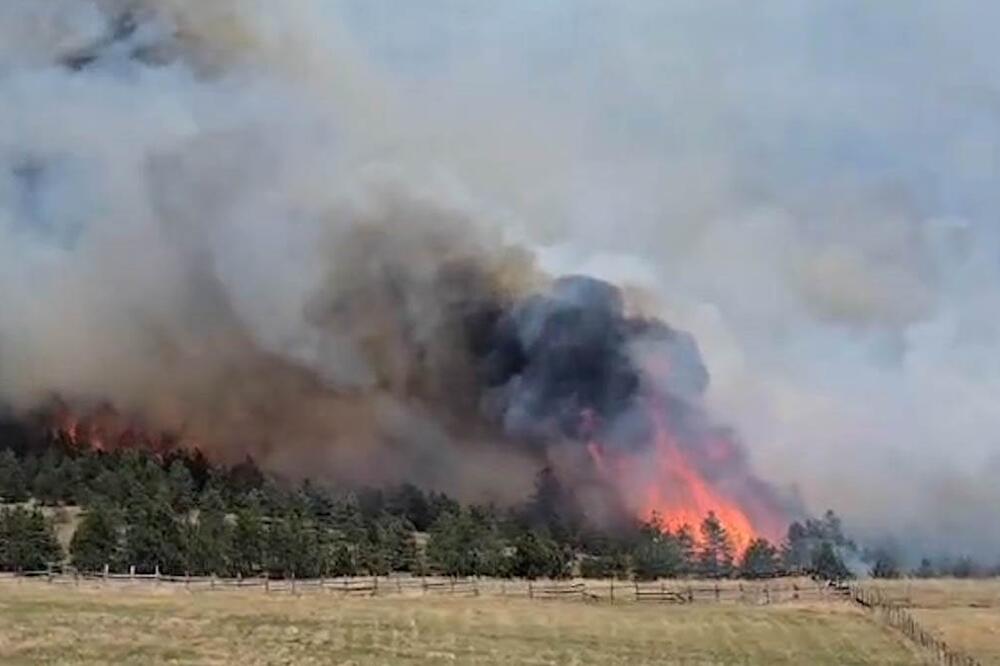 Vatrena stihija na brdu ispod zvečanske tvrđave: Gori nisko rastinje, vatrogasci se bore sa požarom!