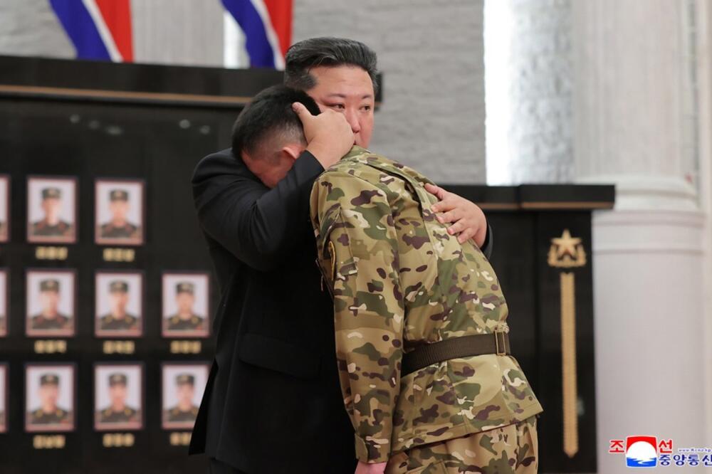 Kim Džong Un kleknuo pred portretima vojnika poginulih u Rusiji, pa... Zbog jednog detalja cela planeta ne trepće!