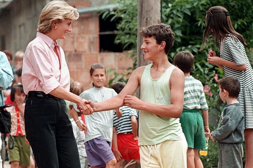 3 NEDELJE PRE SMRTI POSETILA BOSNU IAKO SU JE UPOZORAVALI! Ovaj trenutak iz prihvatnog centra je RAZORIO Dajanu!