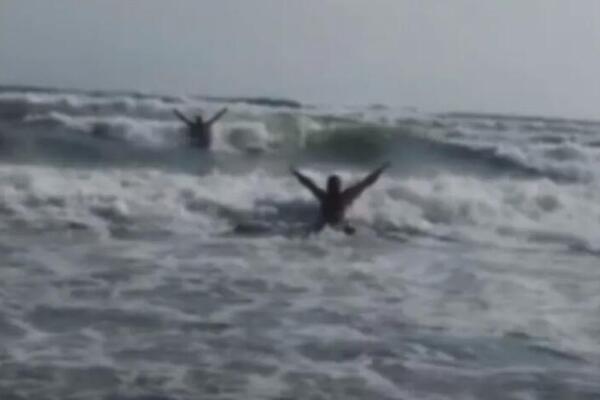 O podvigu srpskog policajca bruji ceo region! Uleteo u more u Ulcinju i kroz ogromne talase uspeo da... (VIDEO)