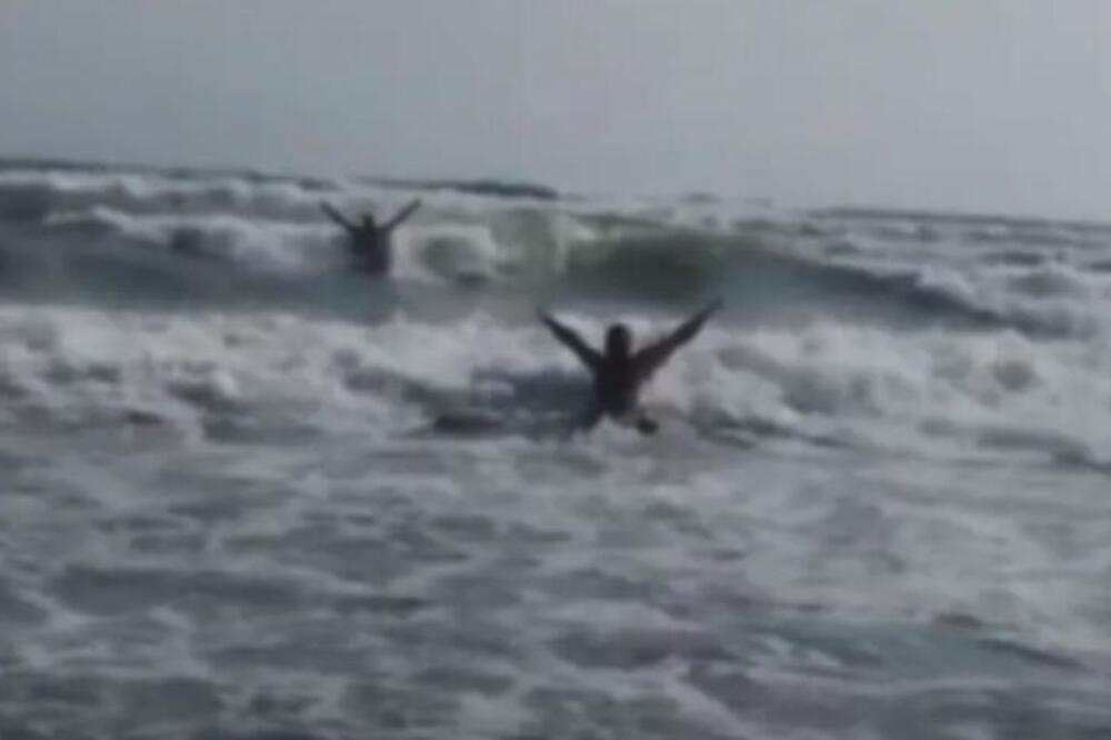 O podvigu srpskog policajca bruji ceo region! Uleteo u more u Ulcinju i kroz ogromne talase uspeo da... (VIDEO)