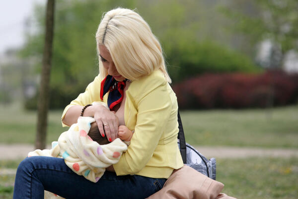 "KAŽU DA MI GRUDI VISE, DOJILA SAM I OPET ĆU!" Jovana Jeremić u centru Beograda skinula brus - PODRŽALA JAVNO MAJKE