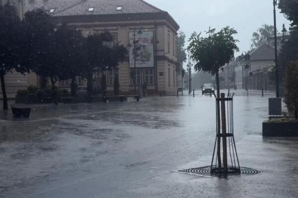 Jezivo nevreme u Čačku: Vetar nosio krov 50 metara, zastrašujući prizori uplašili građane!