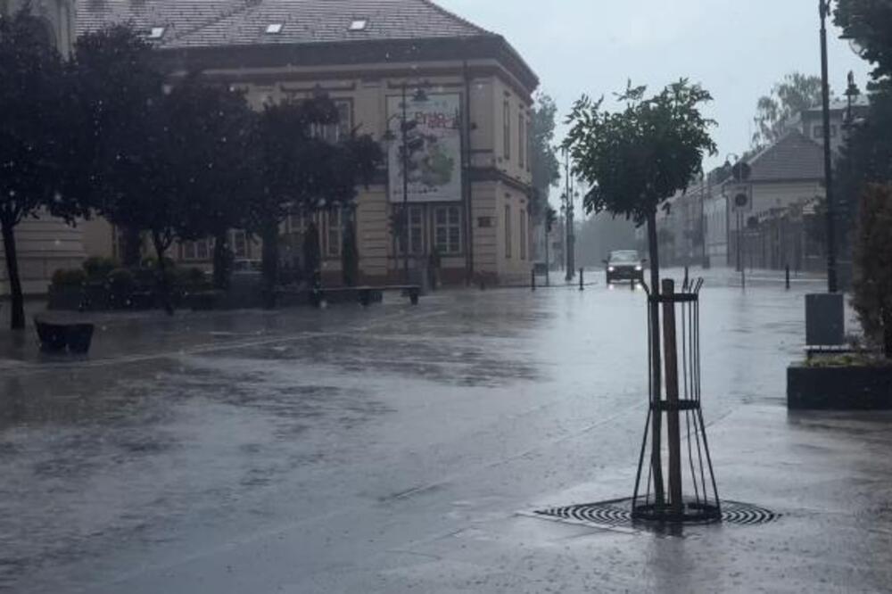 Jezivo nevreme u Čačku: Vetar nosio krov 50 metara, zastrašujući prizori uplašili građane!