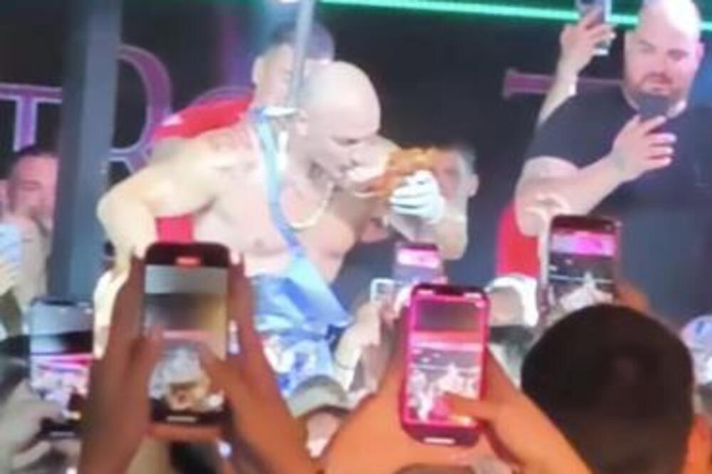 Desingerica otišao korak dalje, nasred bine izvadio meso, pa počeo da...Ljudi u šoku posmatrali scenu