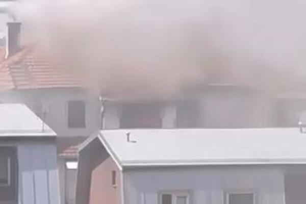 Gori zgrada na Voždovcu: Vatra zahvatila potkrovlje, kulja crni dim, vatrogasci gase plamen! (VIDEO)