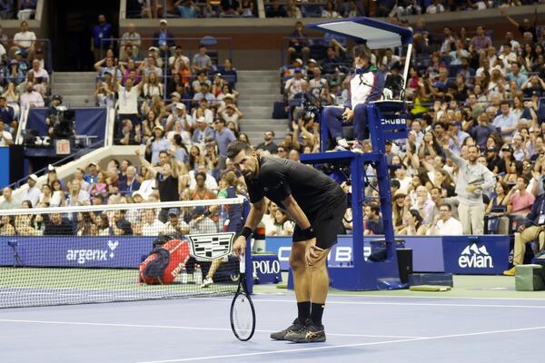 Ova žena ne zna za sram: Brutalan napad na Đokovića!